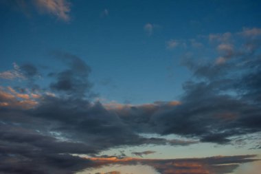 - Rusya. Karelia Cumhuriyeti. Sortavala kenti yakınlarındaki Ladoga Gölü üzerinde akşam gökyüzü manzarası.