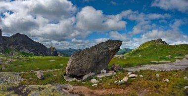 - Rusya. Krasnoyarsk bölgesinin güneyinde, Doğu Sayanlar. Doğal dağ Parkı 