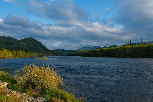 Russia Mountain Altai Stony Bank Biya River Source Lake Teletskoye — Stock Photo, Image