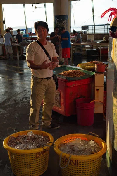 Sandakan Malaysia November 2018 Tidigt Morgonen Förbereder Säljaren Fiskmarknaden Skaldjur — Stockfoto