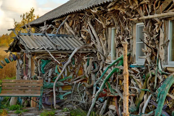 ロシアだ カレリア共和国 オンガ湖の岸にボブロヴィ フトールの村の木造住宅の様々なスナックや枝の創造的なデザイン — ストック写真