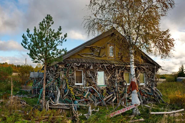ロシアだ カレリア共和国 オンガ湖の岸にボブロヴィ フトールの村の木造住宅の様々なスナックや枝の創造的なデザイン — ストック写真