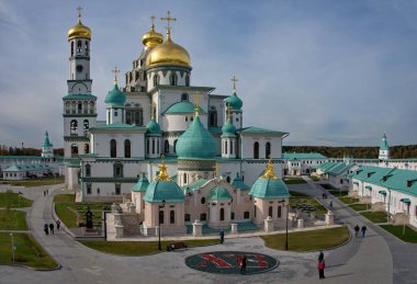 Istra, Rusya, Moskova bölgesi. 9 Ekim 2018. Diriliş Yeni Kudüs Manastırı 'nın ana Ortodoks Kilisesi' nin mimarisi. Rusya 'nın en güzel manastırlarından biri..