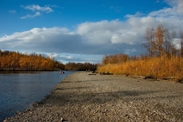 俄罗斯 马加丹地区 在科里马河支流上的一条船上捕鱼 秋色如画 — 图库照片