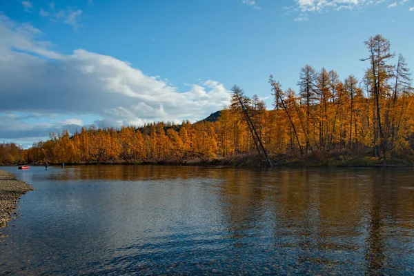 Rusko Dálný Východ Magadanská Oblast Malebný Podzimní Rybolov Lodi Přítocích — Stock fotografie