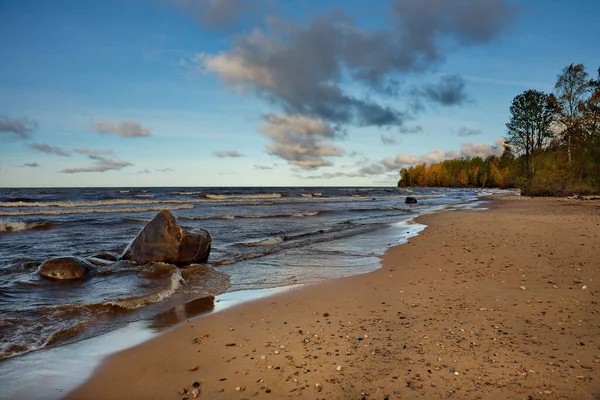 俄罗斯 卡累利阿共和国俄涅加湖北部靠近伊兹赫戈尔斯克市的沙滩和岩石海岸 — 图库照片