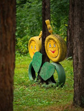 Novokuznetsk 'te. - Rusya. 15 Ağustos 2020. Bilinmeyen bir araba lastiği ustası tarafından yapılmış peri masalı karakterlerinin heykelleri, halk festivalinin çam ormanlarına yerleştirilmiş 