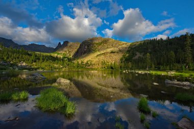 - Rusya. Krasnoyarsk bölgesinin güneyinde, Doğu Sayanlar. Doğal dağ Park Ergaki 'de gökkuşağı gölü (Türkçe Parmaklar' dan)