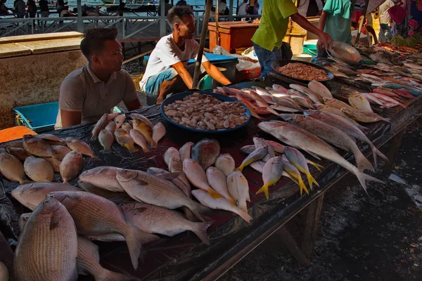 Semporna Malásia Novembro 2018 Peixes Mar Frescos Nas Prateleiras Mercado — Fotografia de Stock