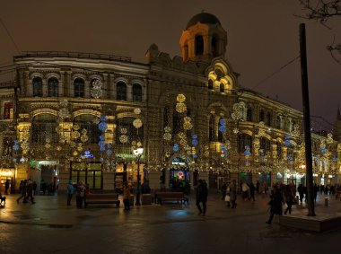 - Rusya. Moskova. 20 Aralık 2020. Nikolskaya Caddesi 'ndeki şehir merkezinde yeni yıl kutlamaları. Burada her gün Muscovitler ve başkent konukları yürüyor..