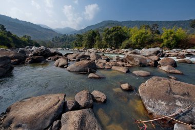 Doğu Hindistan, Arunachal Pradesh, Singen Nehri (Brahmaputra Nehri 'nin sağ kolu). Güney Himalayalar 'ın çalkantılı nehirleri.