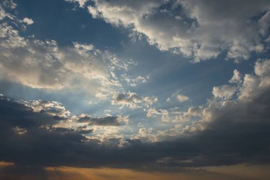 Kazakistan. Ufkun ötesine geçen uçsuz bucaksız bozkırlar, her gün böyle bir güzelliği izlemene izin veriyor..