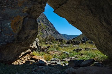 - Rusya. Batı Sibirya 'nın güneyi, Altai Dağları. Katu-Yaryk geçidinin eteğindeki Chulyshman Nehri vadisi..