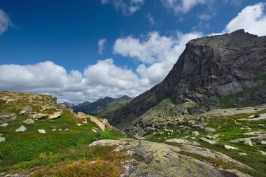 - Rusya. Krasnoyarsk bölgesinin güneyinde, Doğu Sayanlar. Doğal dağ Parkı 