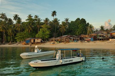 Semporna. Malezya. 3 Aralık 2018. Sıcak sabahın erken saatlerinde, kumlu sahilde demirlemiş, Mobul adasına dalış için gelen birçok turisti eğlence gemileri bekliyor..
