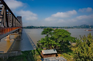 Myanmar. Irrawaddy nehrinin kıyısındaki Sagain 'da yüksek bir tepenin tepesinde bulunan Ponya Shin pagoda' nın Budist tapınaklarının görüntüsü..