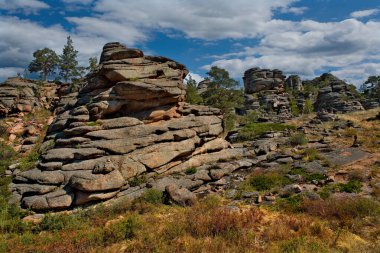 Doğu Kazakistan. Bayanaul Doğal Dağ Parkı sonsuz bozkırların ortasında. Eski kalıntıların yaşı yaklaşık 30 milyon yıl..