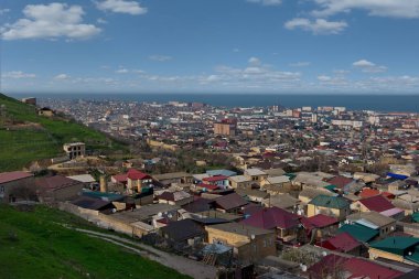 Derbent. - Rusya. 9 Nisan 2021. Dağıstan Cumhuriyeti. Arap kalesi Naryn-Kara 'dan 1000 yıllık tarihi olan antik şehir manzarası. Derbent şehri M.S. 438 yılında kuruldu..