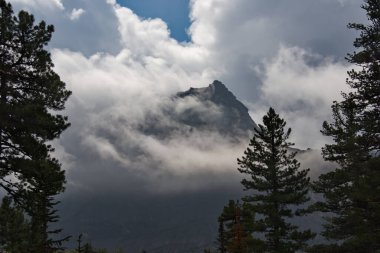 - Rusya. Doğu Sibirya 'nın güneyinde, Doğu Sayanlar. Dağlarda bulutlu bir sabah. Ergaki Dağı, sisli bulutlarla örtülü..