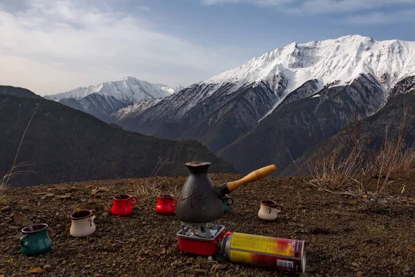 Tlarata. - Rusya. Nisan 07, 2021. Dağıstan Cumhuriyeti 'ndeki Kafkas dağlarının arka planında doğal kahve demlemek için kurulmuş bir kamp hayatı..