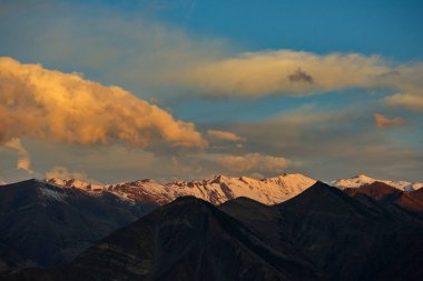 - Rusya. Kuzey-Doğu Kafkasya, Dağıstan Cumhuriyeti. Bulutlarla örtülü ve sabah güneşiyle aydınlanan Agwali şehrinin yakınlarındaki dağların karla kaplı zirveleri..