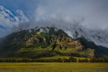 - Rusya. Batı Sibirya 'nın güneyi, Altai Dağı. Sabah sisi, Chulyshman Nehri vadisinde Teletskoye Gölü 'nün güney kıyısındaki ağzın yanında..