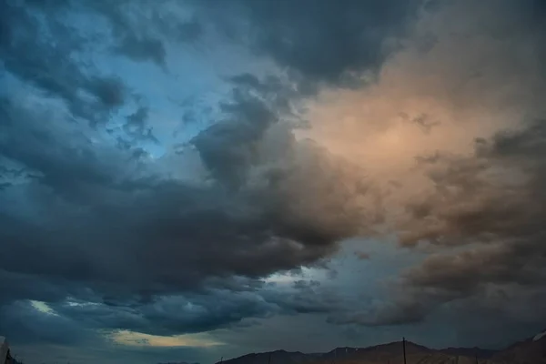 Tadschikistan Pamir Autobahn Malerische Wolken Die Von Der Untergehenden Sonne — Stockfoto