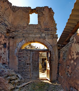 - Rusya. Kuzey-Doğu Kafkasya, Dağıstan. Khushtada dağ köyünün terk edilmiş kısmındaki taş evler zamanla yok oldu. Geleneksel olarak, tüm evler ve çitler kayadan yapılmıştır..