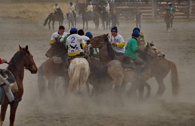 Kupchegen. - Rusya. 14 Mayıs 2021. Altai Ulusal Binicilik Oyunu Kok-Boru. Oyuncuların at üstünde spor aletleri için 35 kg ağırlığında bir keçi leşi (ulah) şeklinde dövüştüğü an.