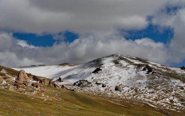 Batı Moğolistan. Deniz seviyesinden 2500-3.000 metre yüksekte bulunan yüksek rakımlı bozkırlardaki bulutlar çok düşük görünüyor.).