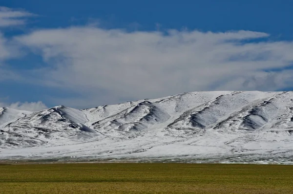 Västra Mongoliet Molnen Snötäckta Höghöjdsstäpperna Verkar Mycket Låga Grund Den — Stockfoto