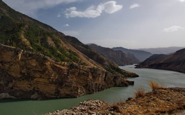 - Rusya. Kuzey-Doğu Kafkasya. Dağıstan Cumhuriyeti. Avar Koysu Nehri 'nin vadi ve kanyonlarında hidroteknik rezervuar..