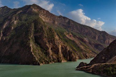 - Rusya. Kuzey-Doğu Kafkasya. Dağıstan Cumhuriyeti. Avar Koysu Nehri 'nin vadi ve kanyonlarında hidroteknik rezervuar..