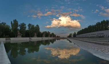 - Rusya. Volgograd 'da. Mamayev Kurgan 'daki Gözyaşı Gölü' nün yüzeyinde Heroes Meydanı yakınlarındaki bulutların yansıması..