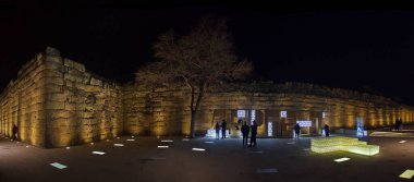 Derbent. - Rusya. 9 Nisan 2021. Naryn-Kala kalesi ile Hazar Denizi arasındaki en eski taş duvar. Akşamları, burası Derbent sakinlerinin dinlenmesi için favori bir yerdir..