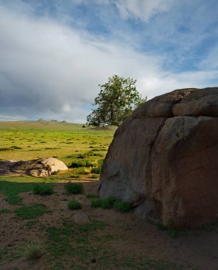 Orta Moğolistan. Manastır Ovgon Hyde 'da sonu gelmeyen bozkırlar ve pitoresk dağ kalıntıları var..
