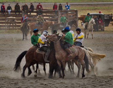 Kupchegen. - Rusya. 14 Mayıs 2021. Altai Ulusal Binicilik Oyunu Kok-Boru. Oyuncuların at üstünde spor aletleri için 35 kg ağırlığında bir keçi leşi (ulah) şeklinde dövüştüğü an.