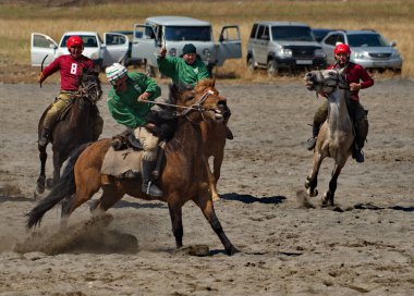 Kupchegen. - Rusya. 14 Mayıs 2021. Altai Ulusal Binicilik Oyunu Kok-Boru. Oyuncuların at üstünde spor aletleri için 35 kg ağırlığında bir keçi leşi (ulah) şeklinde dövüştüğü an.