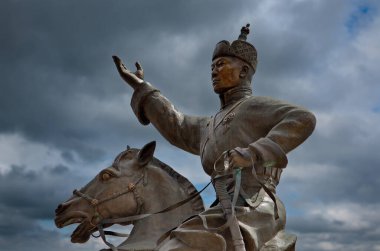 Ulaanbaatar. Moğolistan. 8 Haziran 2015. Başkentin merkez meydanındaki Halk Ordusu Başkomutanı D. Sukhbaatar 'ın anıtı. Yazarı Sovyet heykeltıraş K. Pomerantsev..