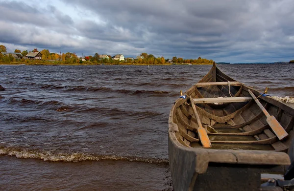 ロシアだ カレリア共和国 クガナヴォロク村のウォドロゼロ湖の古い木製の桟橋にボート — ストック写真