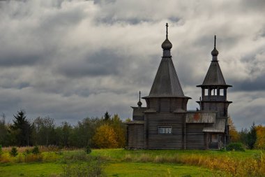 Kosmozero. - Rusya. Karelia Cumhuriyeti. Ekim 04, 2018. Onega Gölü 'nün doğu kıyısında tamamen ağaçtan yapılmış..