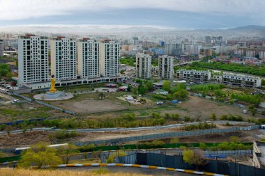 Ulaanbaatar. Moğolistan. 8 Haziran 2015. 1939 'da Khalkhin-Gol Nehri yakınlarında ölen Zaisan Tepesi' ndeki Sovyet askerlerinin gözlem güvertesindeki Moğolistan başkentinin videosu..