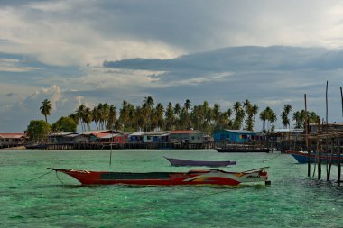 Borneo Adası. Malezya. 30 Kasım 2018. Kumlu mercan resif adasındaki Sea Gypsy köyü. Yerel halkın başlıca ticareti balıkçılık ve deniz hatıralarıdır..