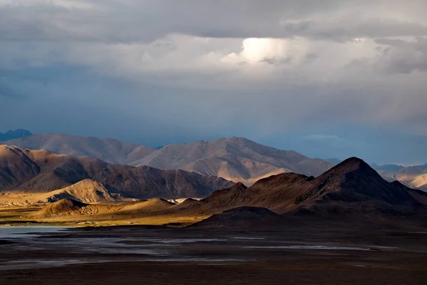 Таджикистан Драматическое Вечернее Небо Над Памирским Шоссе Районе Высокогорного Озера — стоковое фото