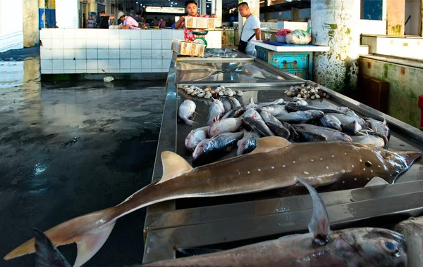 Sandakan Malaysia November 2018 Tidigt Morgonen Säljer Säljare Fiskmarknaden Fisk — Stockfoto