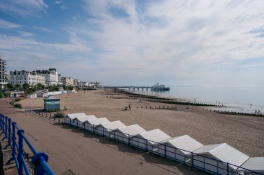 Eastbourne, Doğu Sussex / UK - 20.08.08: Güney İngiltere 'nin güzel kıyı şeridi