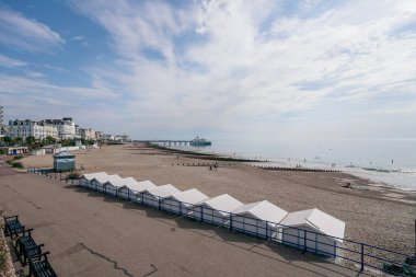 Eastbourne, Doğu Sussex / UK - 20.08.08: Güney İngiltere 'nin güzel kıyı şeridi