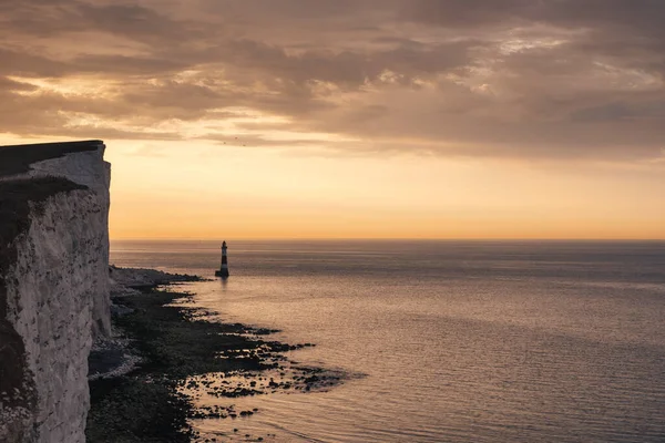 Landschaftsfoto Eines Beachy Head Leuchtturms Und Kreidefelsen Bei Buntem Sonnenaufgang — Stockfoto