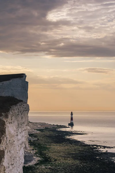 Landschaftsfoto Eines Beachy Head Leuchtturms Und Kreidefelsen Bei Buntem Sonnenaufgang — Stockfoto