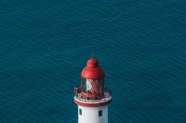 Bir Beachy Head Deniz feneri ve tebeşir kayalıklarının renkli gündoğumunda İngiltere 'de, Eastbourne yakınlarında alçak gelgitle çekilmiş manzara fotoğrafı.